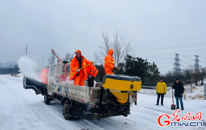 2024春运进行时丨铲冰除雪保畅通 湖北高速堵点有望全部抢通