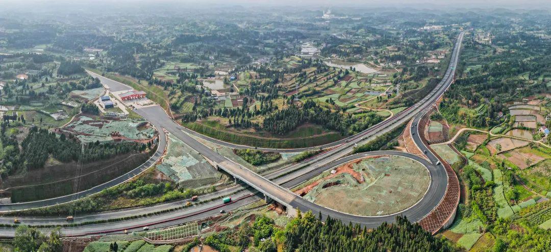 交通运输部：“6轴7廊8通道”主骨架已经基本成形