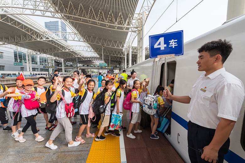 暑运过半！全国铁路发送旅客4.23亿人次