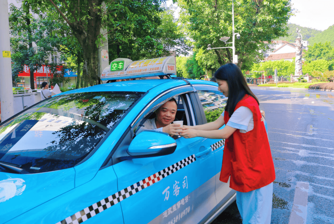 国家发改委:扩大养老托育、文旅体育等重点领域服务消费