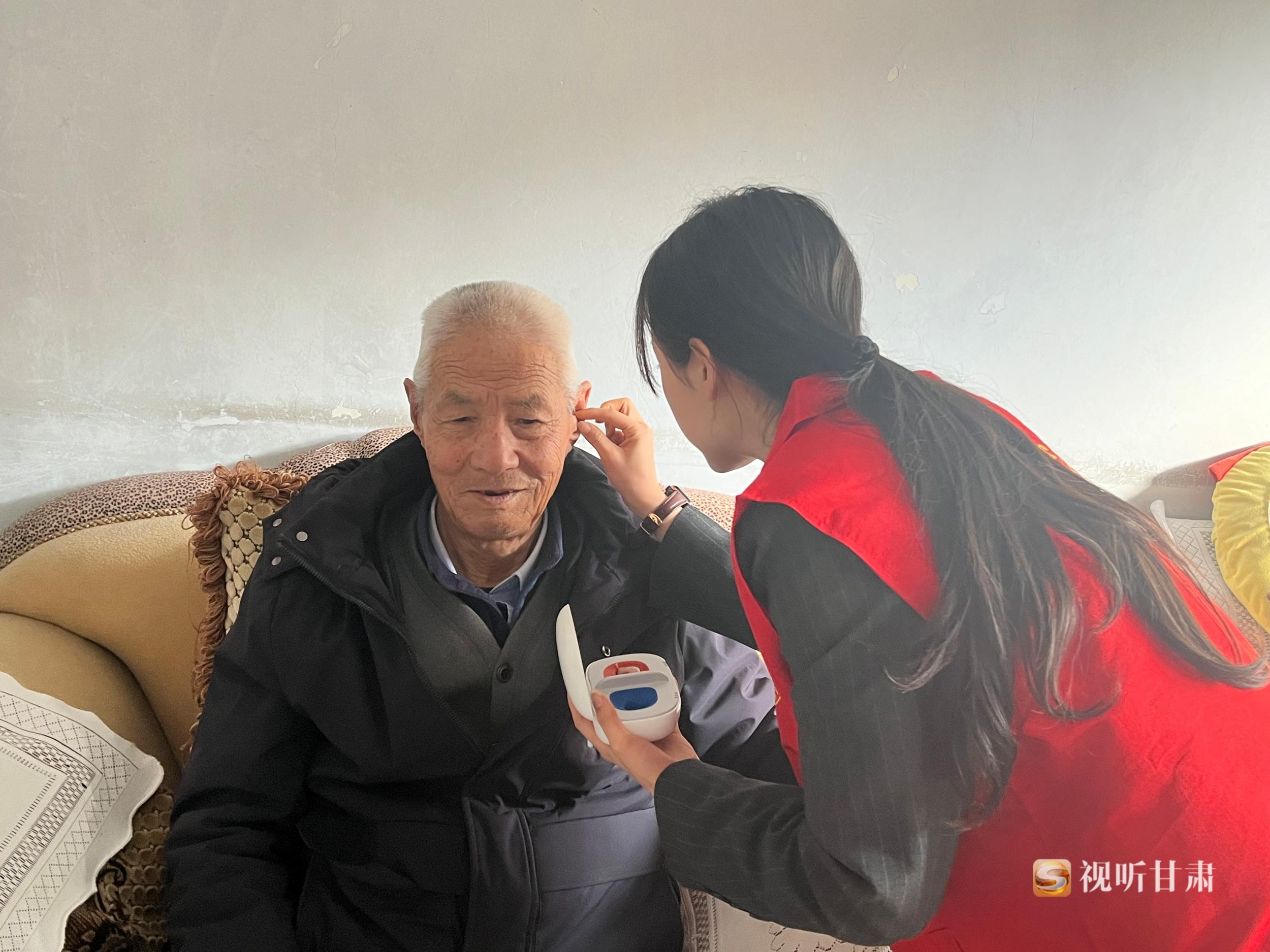 助力乡村振兴 我国开通农村客货邮合作线路12700多条