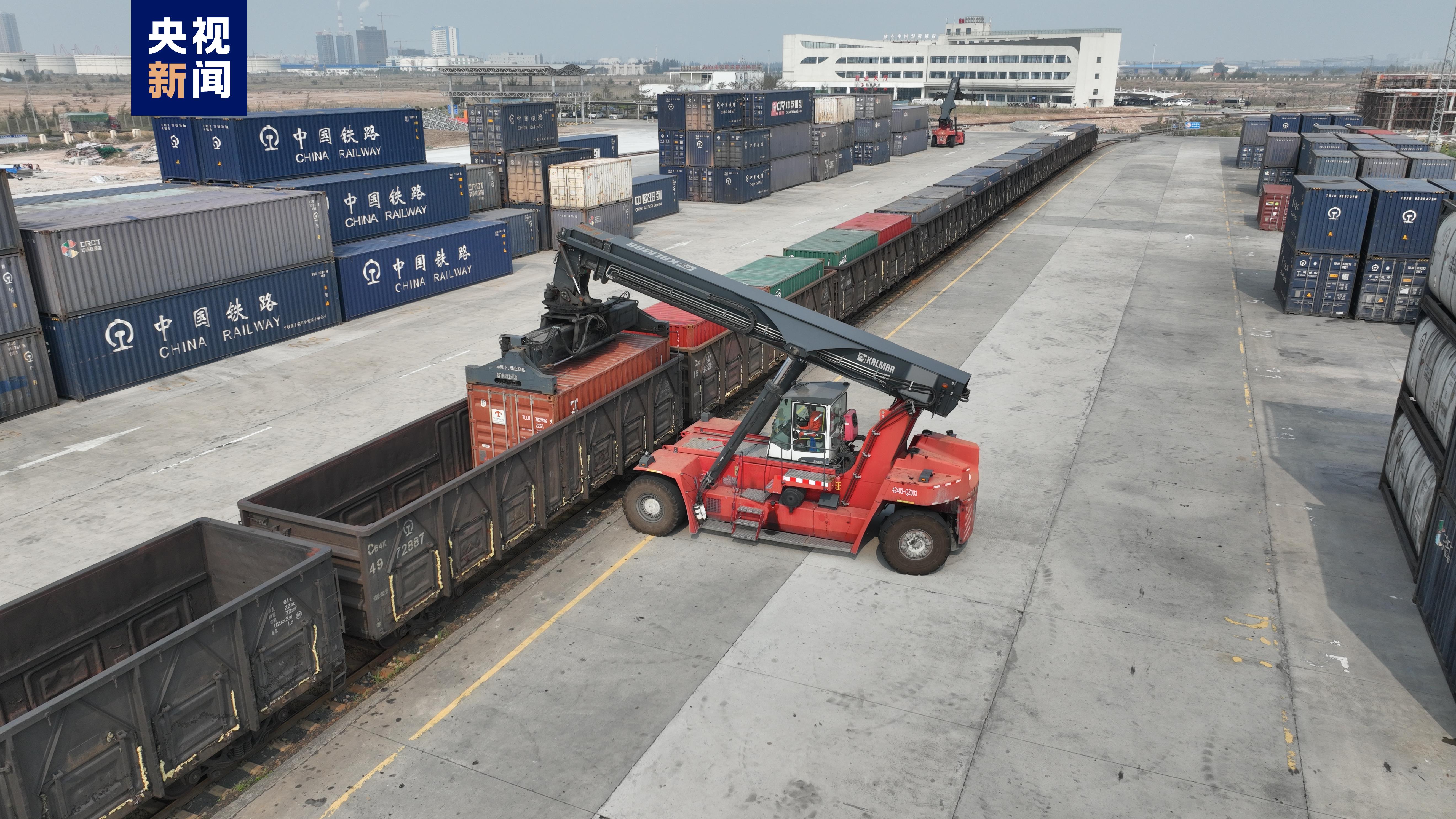 西部陆海新通道常态化开行铁海联运班列达15000列