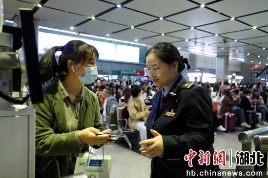 一季度全国铁路发送旅客10.74亿人次 同比增长5.9%