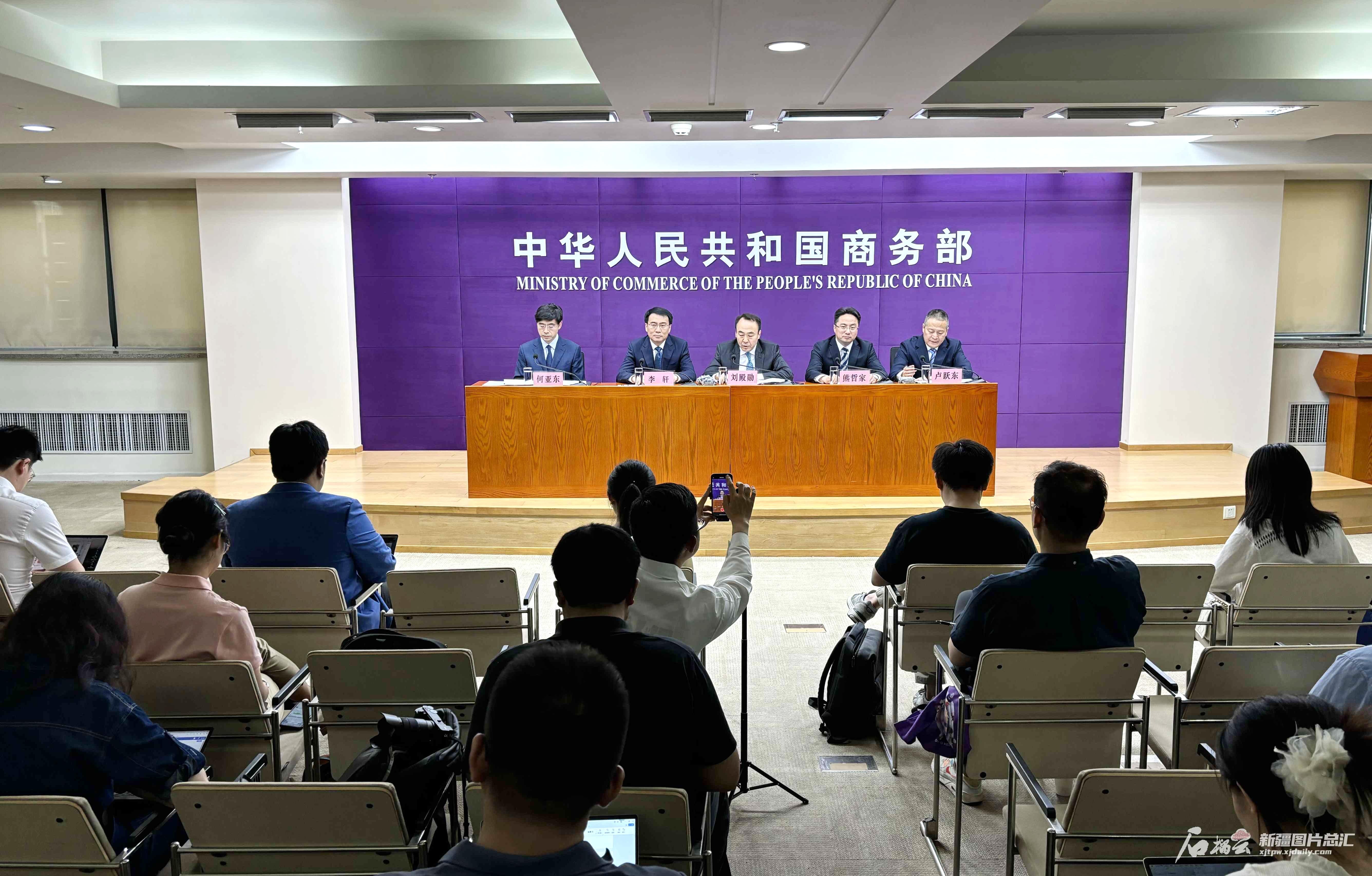 商务部：将继续扩大优质特色产品进口