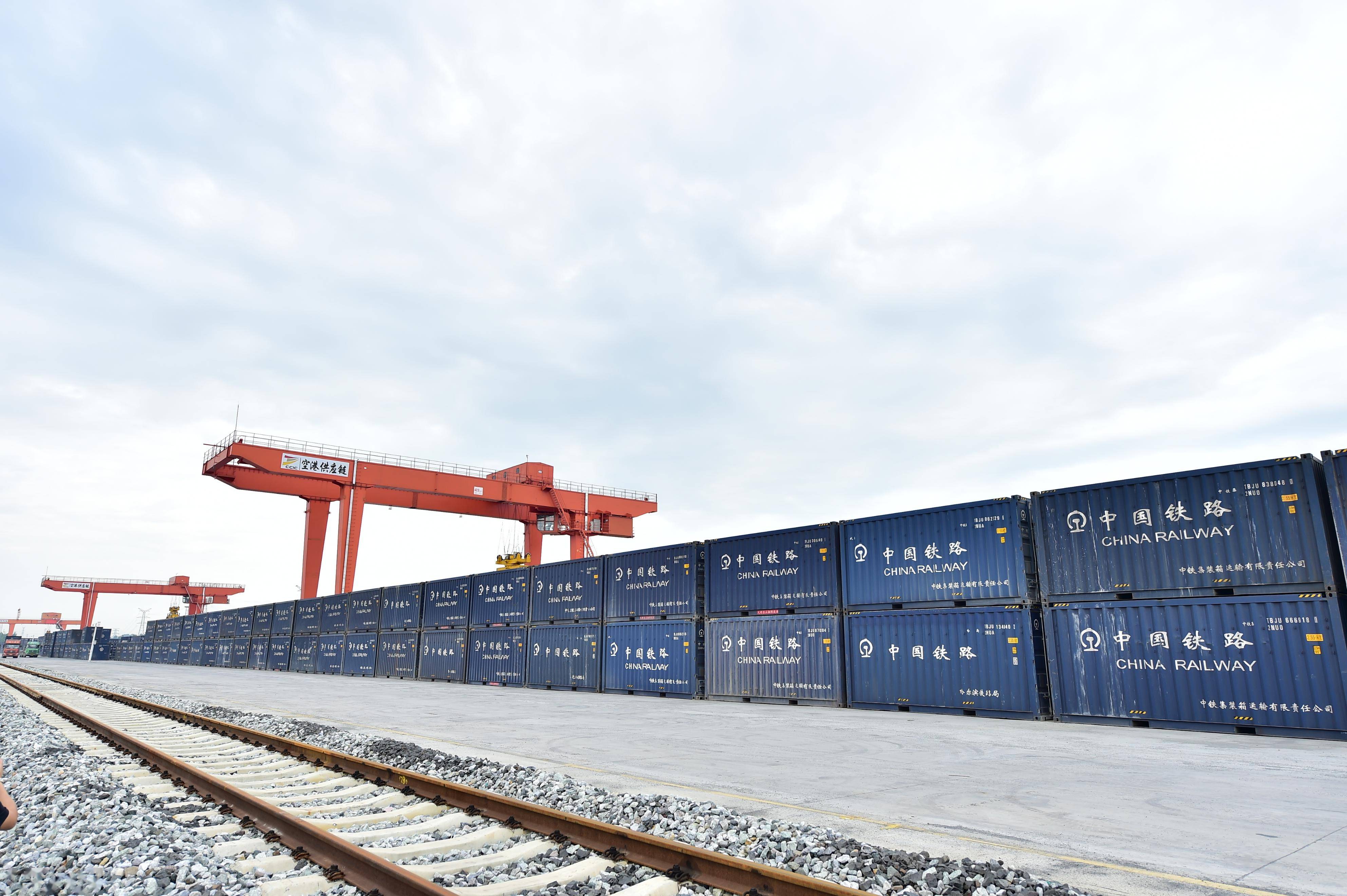 1至7月国家铁路发送货物23.31亿吨 同比增长3.3%