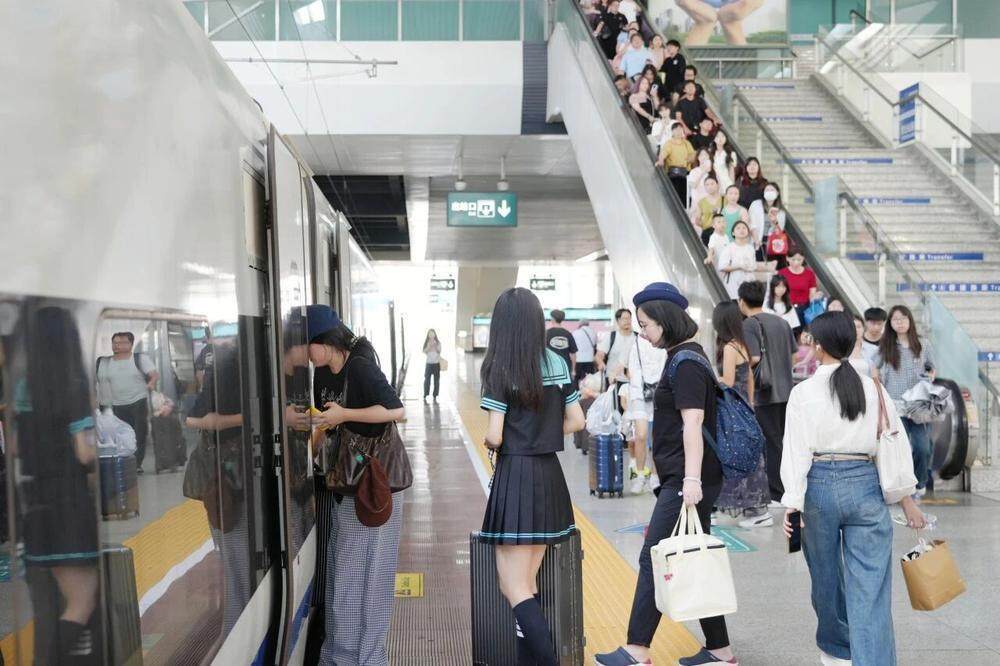 国铁北京局首次开行“歌迷专列”护航歌迷旅客顺利返程