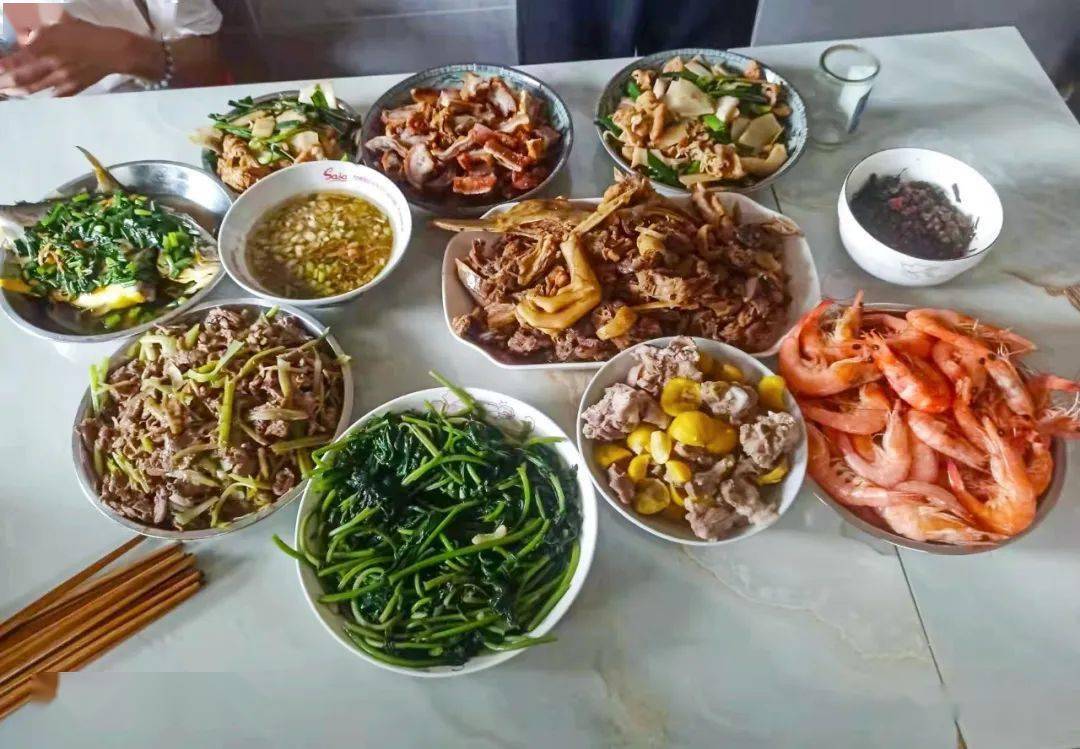 广西“鬼节”鸭市旺 年轻人“花式”选鸭传温情